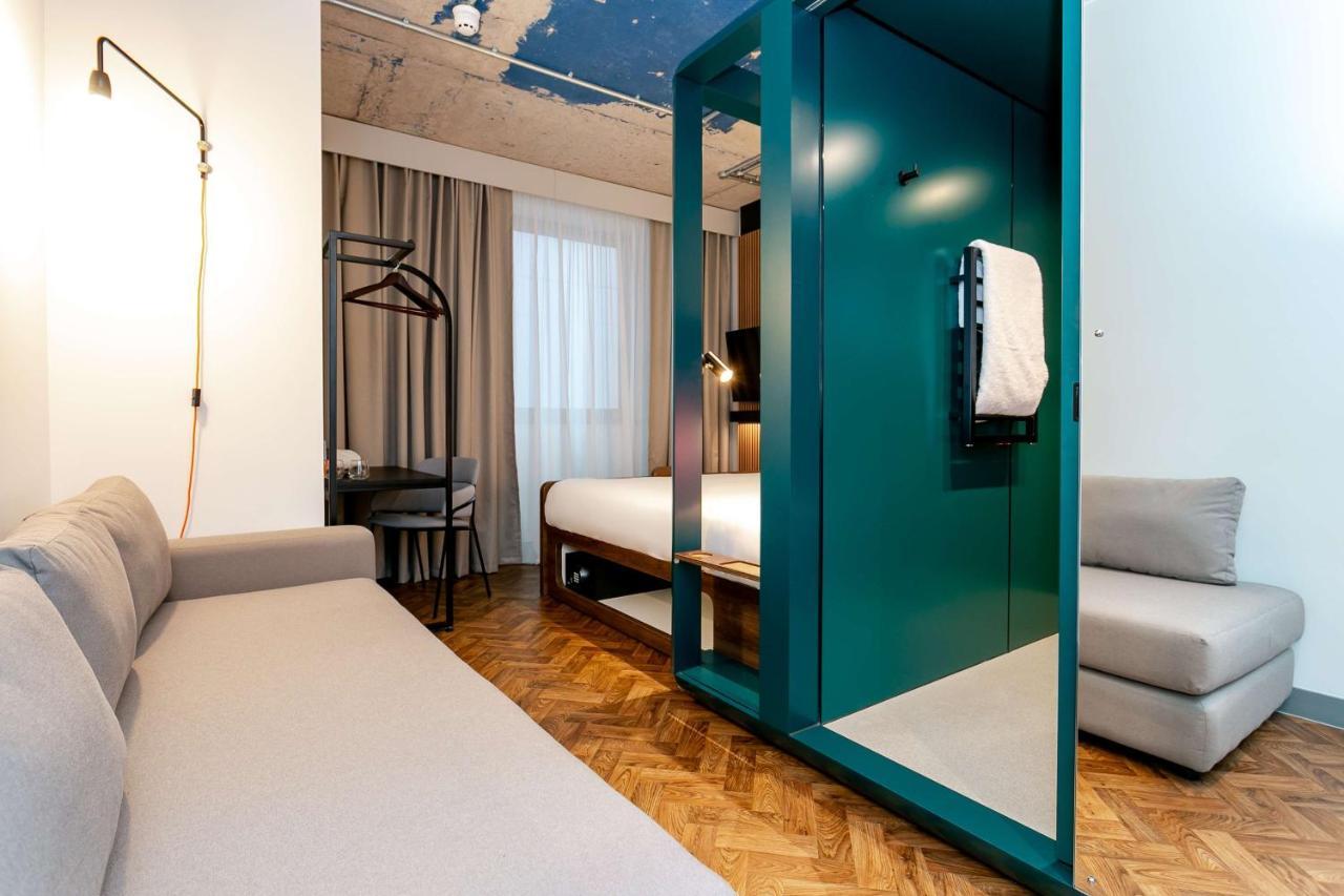 Yotel Manchester Deansgate Exterior photo Room interior