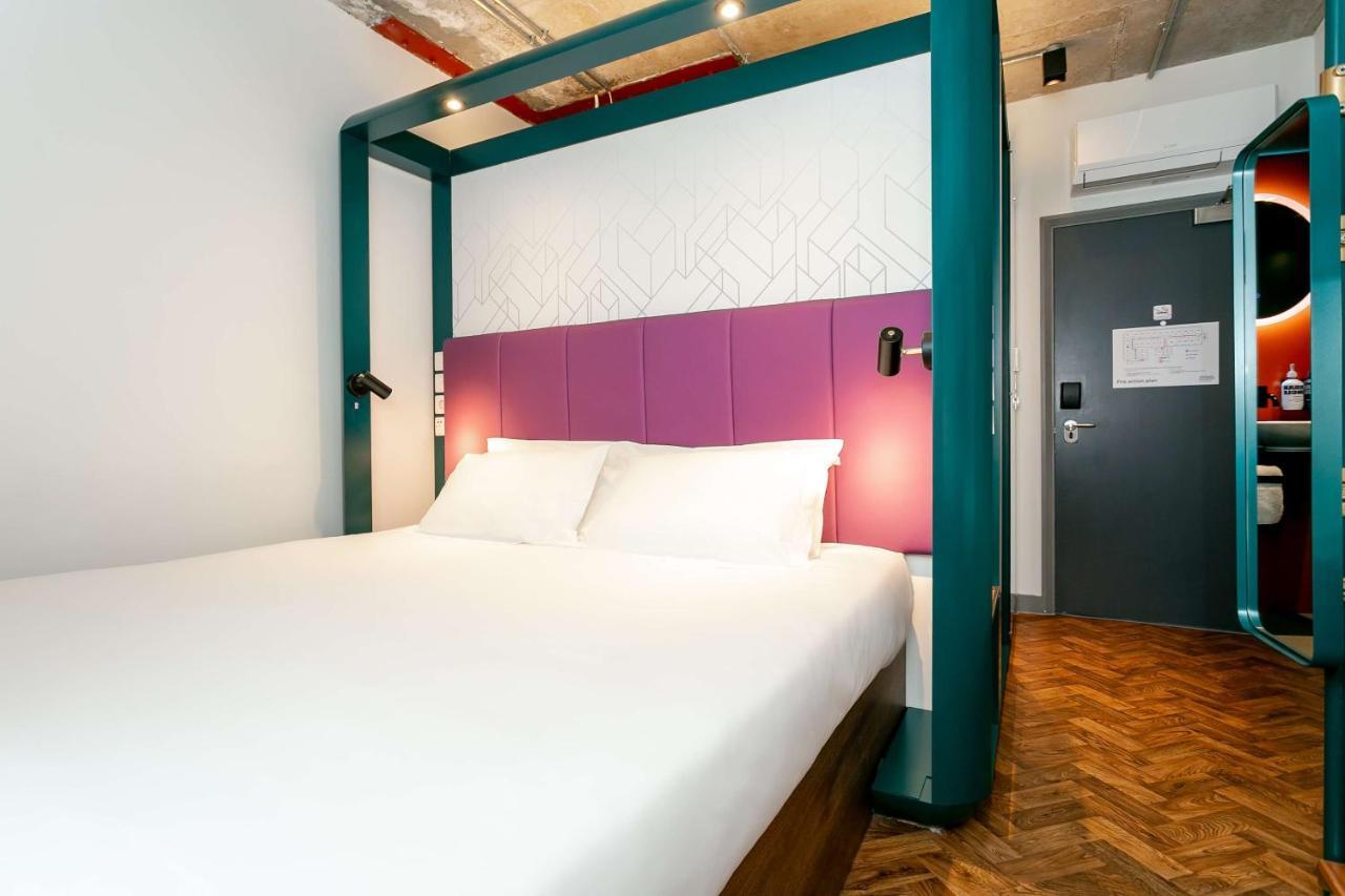 Yotel Manchester Deansgate Exterior photo Room interior