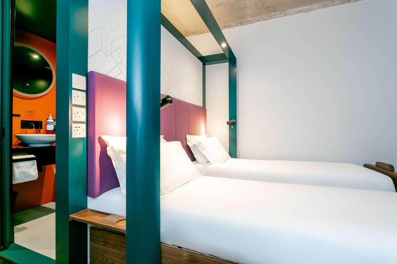 Yotel Manchester Deansgate Exterior photo Room interior