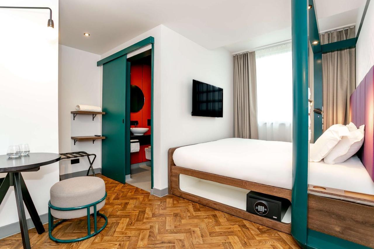 Yotel Manchester Deansgate Exterior photo Room interior