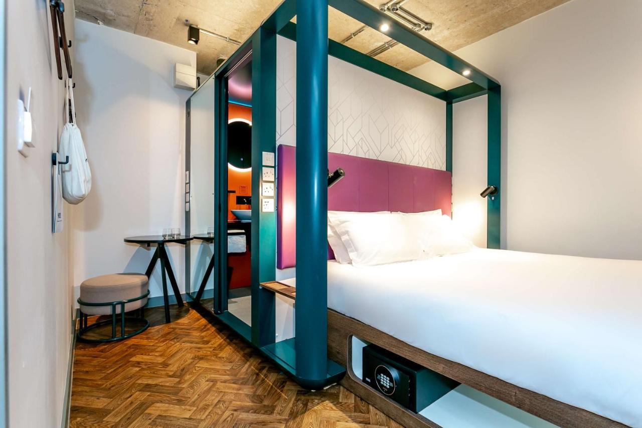 Yotel Manchester Deansgate Exterior photo Room interior